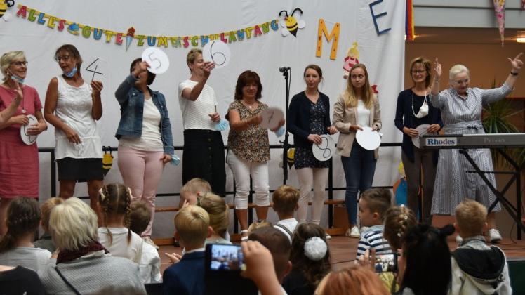 In Gadebusch wurden die Erstklässler unter anderem von ihren künftigen Lehrerinnen musikalisch begrüßt.
