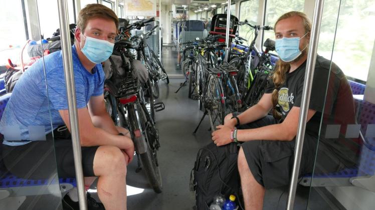 Endlich im Zug: Sebastian Krohn (links) und Lorenz Breuer mussten von Ribnitz-Damgarten nach Rostock fahren, um im Regionalzug einen Platz für ihre Fahrräder zu bekommen.