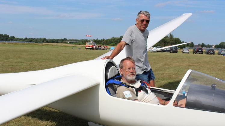 Bernd Naumann (sitzend) vom Aero-Club Perleberg und Hans-Georg Onken von der Fluggruppe JG 71 "R" aus Wittmund. Im Hintergrund der Funkwagen, der Kontakt zur Seilwinde und zu den Piloten hält.