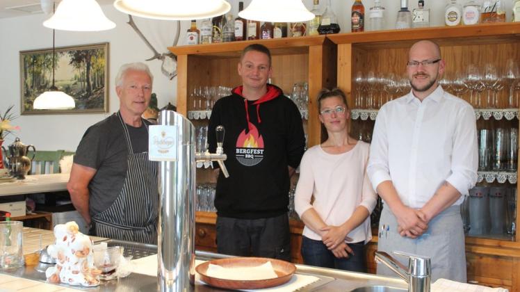 Wertschätzung ist für den Gastronom Udo Kreß enorm wichtig. Vielleicht fühlen sich seine Mitarbeiter Börge Dobeleit, Anett Hauschulz und Martin Nowack (v.l.) deswegen so wohl im Cambser Landgasthaus Kreß.