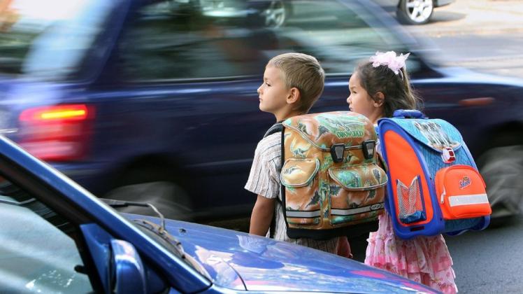 Für Kinder stellt der Straßenverkehr eine große Herausforderung dar. Sie können verschiedene Gefahrensituationen noch nicht umfassend erkennen und einschätzen.