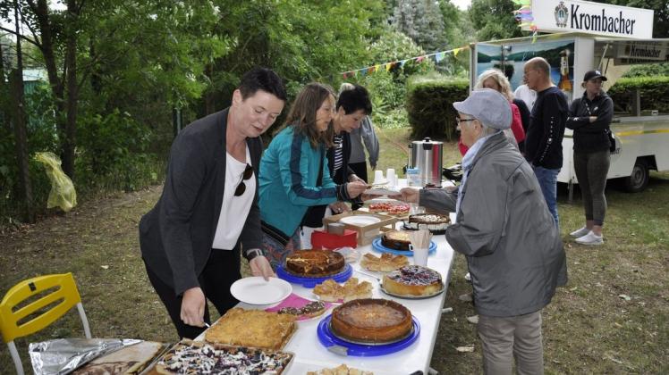 Das Fest beginnt bei Kaffee und Kuchen. Die Frauen aus Viesecke haben fleißig gebacken. Ortsvorsteherin Sonny Schulz-Beinio (links) hilft am Kuchenbuffet mit.