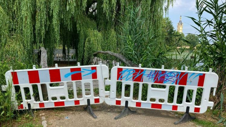 Provisorisch gesperrt: Die Holzbrücke im Schlossgarten kann seit fast zwei Jahren nicht mehr genutzt werden.