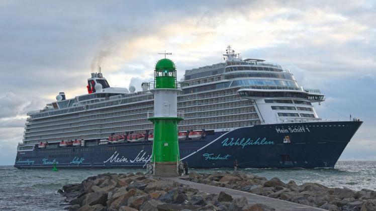 Gegen 6.25 Uhr passiert die "Mein Schiff 1" von der Reederei Tui Cruises am Mittwoch die Molenköpfe von Warnemünde.