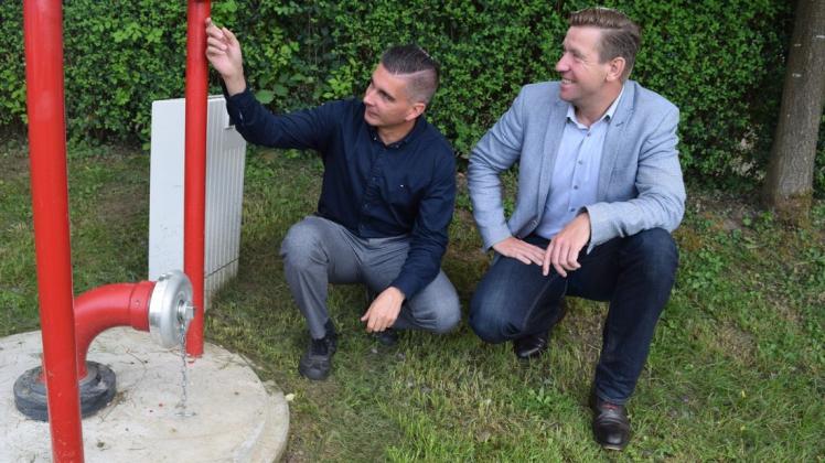 Bürgermeister und Wehrführer David Wollgandt (l.) zeigt dem Landtagsabgeordneten Christian Brade einen der neuen Tiefwasserbrunnen in Grebbin.