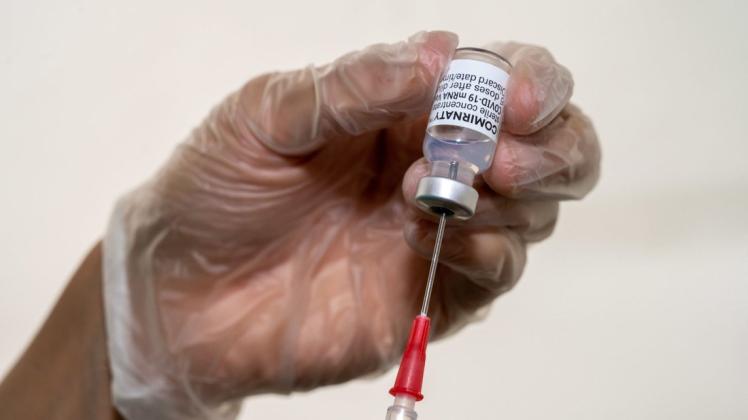 Anders  als  die  Ständige  Impfkommission  empfehlen die  Gesundheitsminister,  alle  Kinder und Jugendlichen  ab    12 Jahren  gegen das  Coronavirus  impfen zu  lassen. Foto: Stefan Sauer/dpa -