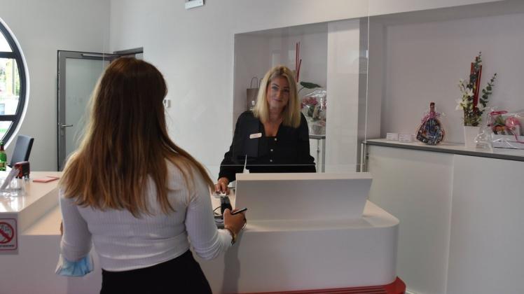 Am Eröffnungstag konnten sich die Kunden in der neuen Ospa-Filiale umschauen und unter anderem von Shirley Borzutzki beraten lassen.