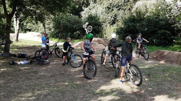 Die ersten Radfahrer haben einen Teil der neuen Cross-Strecke schon unter die Lupe genommen.