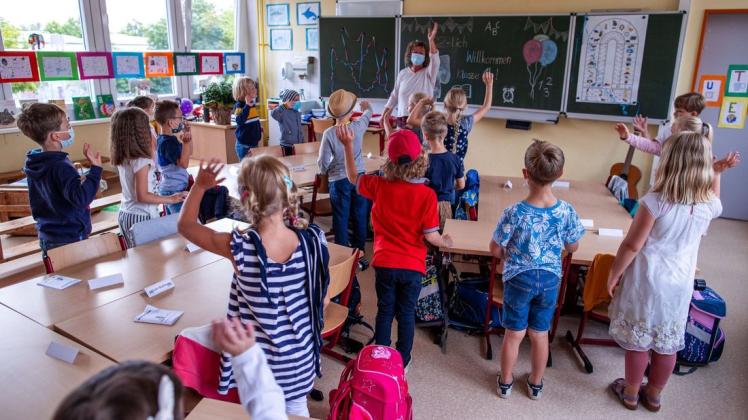 In Mecklenburg-Vorpommern wurden 657 neue Lehrkräfte eingestellt. Bildungsministerin Bettina Martin (SPD) hat sich zufrieden mit dem Start in das neue Schuljahr gezeigt.