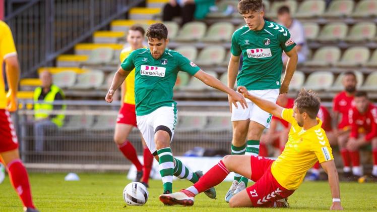 Rückkehrer Cemal Sezer (li.) und der VfB Lübeck setzten sich im Testspiel gegen Janek Brandt und den FC Dornbreite souverän mit 4:0 durch.