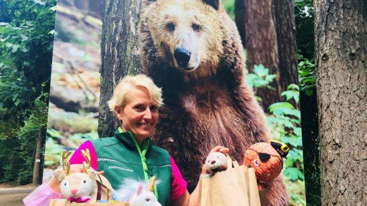 Spielzeug, Bücher und einiges mehr: Betriebsleiterin Winnie Rösner mit einigen Geschenktüten für die Ferienkinder aus den Hochwassergebieten.