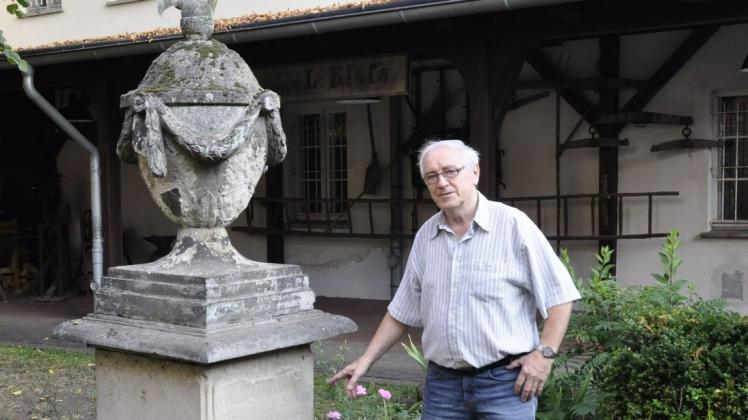 Werner Seidler auf "seinem" Museumshof vor dem Grabmal von Peter Kayatz. Als er es entdeckte, befasste er sich mit der Geschichte des Pensionärs.