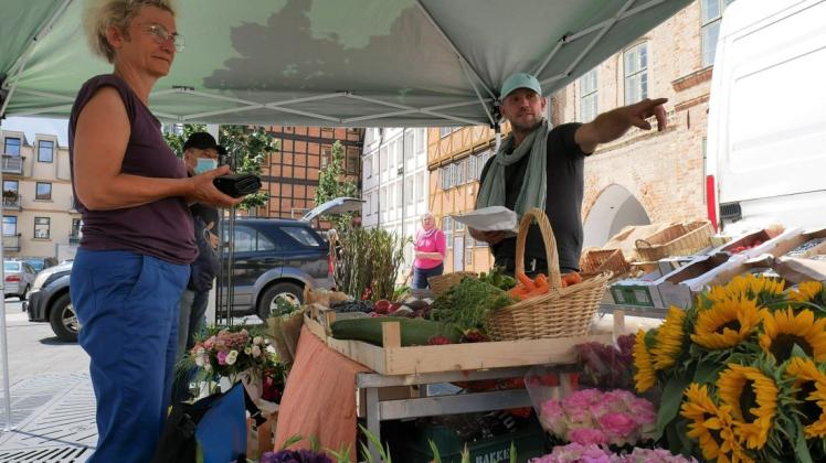 Saisonales Obst, Gemüse und Blumen bietet Carlo seit Mittwoch auf dem Schlachtermarkt an.