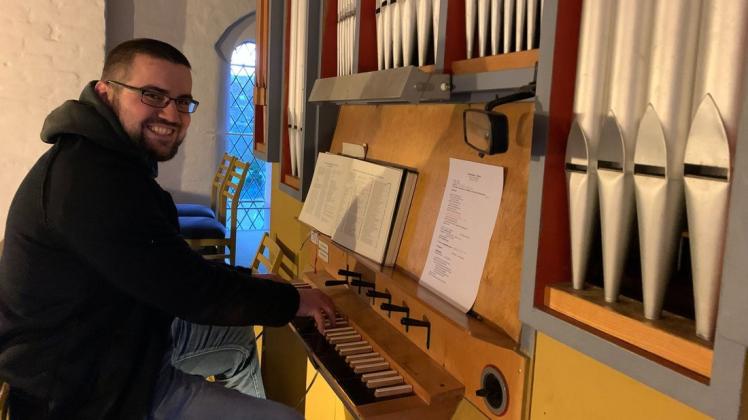 Er wird das Frühstückstreffen musikalisch begleiten: Amadeus Manthey von der Kirchengemeinde Slate ist gelernter Klavierbauer.