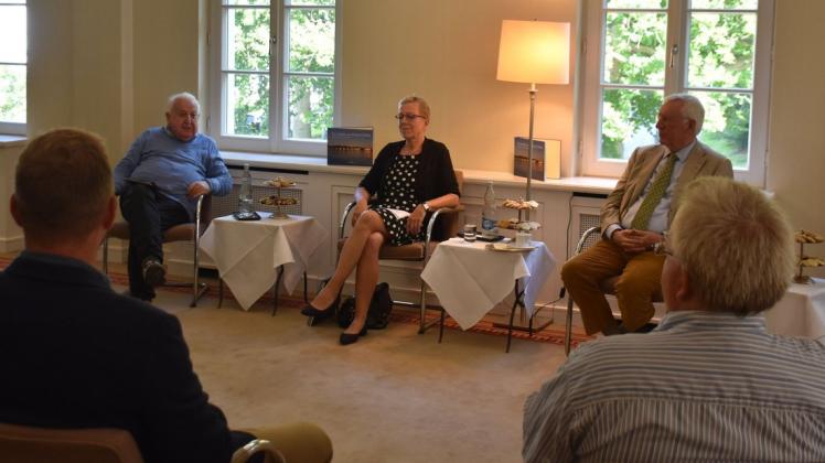Im Grand Hotel Heiligendamm stellten Autor Joachim Skerl (l.) und Anno August Jagdfeld das neue Buch über die Geschichte des Seebades vor. Moderiert wurde die Veranstaltung von Eva Maria Buchholz, Leiterin des Hinstorff-Verlages.