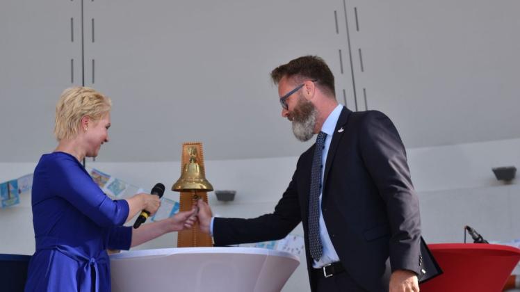 Glasen gemeinsam: Ministerpräsidentin Manuela Schwesig (SPD) und Rostocks Oberbürgermeister Claus Ruhe Madsen (parteilos) eröffnen damit offiziell die 30. Hanse Sail.