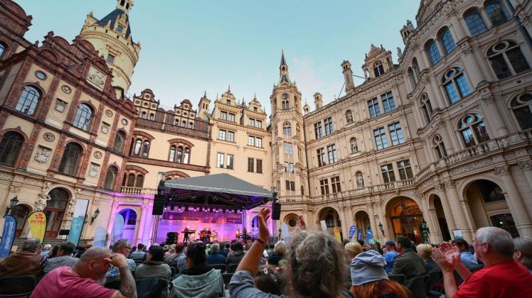 Karusell Konzert in Schwerin ; Schlosskonzerte , 250 Zuschauer und Fans begeistert. 05.08.2021 Foto Volker Bohlmann