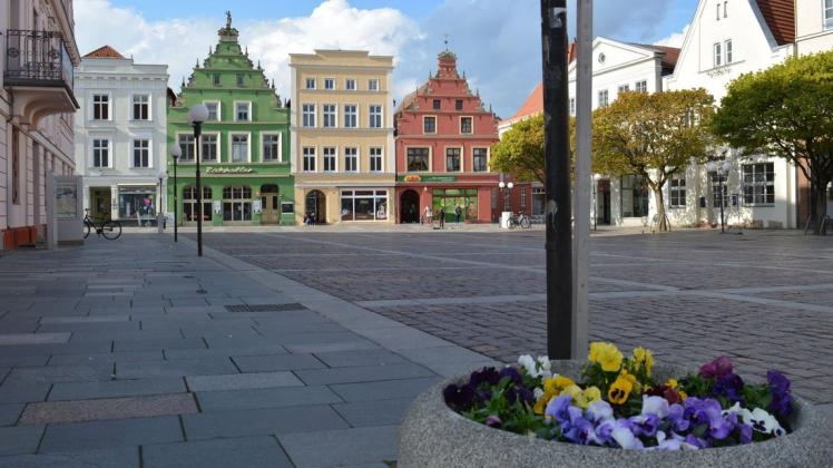 Während der Hochzeit der Corona-Pandemie war der Güstrower Marktplatz verwaist. Jetzt soll hier mit dem großen Bürgerfest im September wieder Leben einziehen.