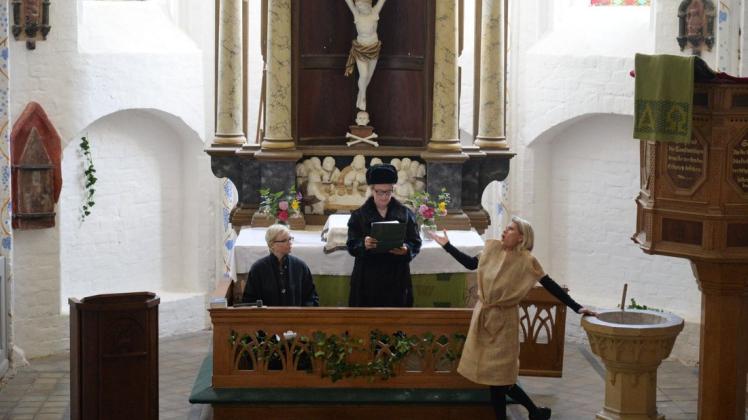 1230 wurde die Roggendorfer Kirche erstmals erwähnt. Drumherum gibt es am Sonntag ein Open Air Café. Der Kirchgemeinderat, darunter auch Claudia Reich (l.) laden dazu ein.