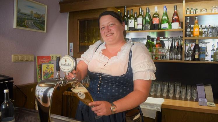 Dank der Hilfe von Familie und ihrer Vermieterin kann Sabrina Bartels auch nach dem zweiten Lockdown weiterhin im Warsower Dorfkrug hinter dem Tresen stehen.
