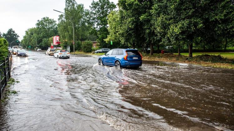 Starkregen Sorgt Für überflutete Straßen Und Vollgelaufene Keller | SHZ