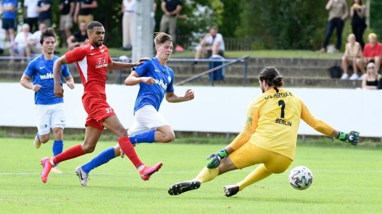 Der Dosenöffner: Nick Stepantsev überwindet CFC-Keeper Ruben Aulig und erzielt den ersten seiner drei Treffer beim 4:1-Sieg des FC Hansa II zum Auftakt der neuen Oberliga-Saison.
