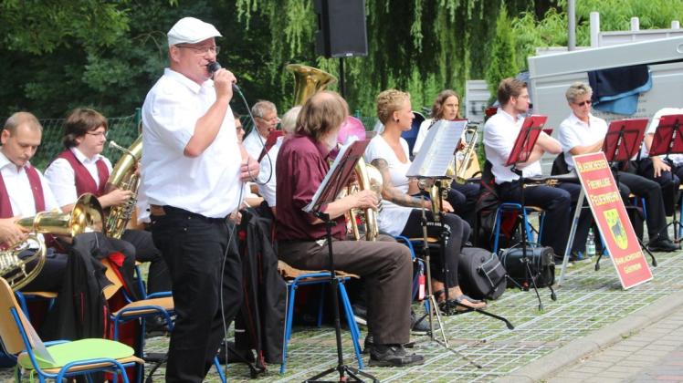 Konzert in der Schnoeinstraße: Seit zwei Jahren bereichert Rainer Götze das Blasorchester der Güstrower Feuerwehr mit seinem Gesang.