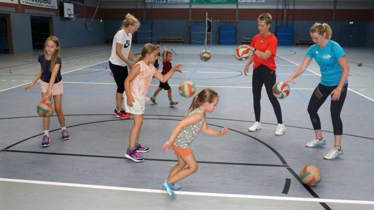 Schon beim ersten Training kamen die Volleybälle zum Einsatz.