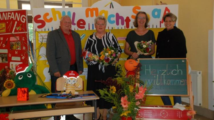 Karstädts neue Schulleiterin Dorit Ehlert (2.v.l.) mit ihrer Stellvertreterin Heike Boye (3. v. l.) sowie Bürgermeister Udo Staeck und Hauptamtsleiterin Beatrice von Lentzke bei der Begrüßung.