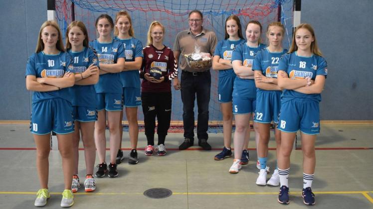 In neuem Dress auf Torejagd gehen wollen die B-Juniorinnen des Boizenburger Handballvereins. Jörg Eikmeier aus Banzin sponserte den Mädchen ihre neue Spielkleidung.
