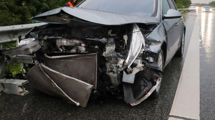 Durch den Zusammenstoß mit der rechten Außenschutzplanke erlitt das Auto einen Totalschaden. Der Fahrer hatte Glück, er blieb unverletzt.