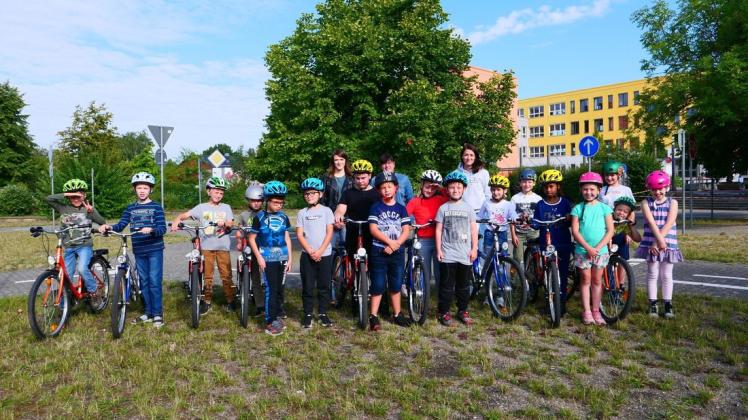 Schüler der Klasse 3a von der Hagenower Europaschule üben als erste Klasse nach den Sommerferien im ASB-Verkehrsgarten das richtige Radfahren.