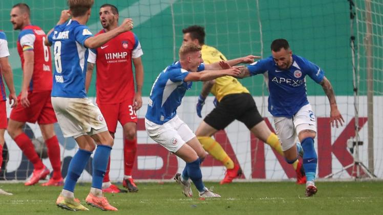 Calogero Rizzuto (rechts, mit Teamkollege Kevin Schumacher) drehte jubelnd ab. Soeben hat der 29-Jährige zum 2:1 für den FC Hansa beim 3:2-Sieg nach Verlängerung gegen den 1. FC Heidenheim getroffen.
