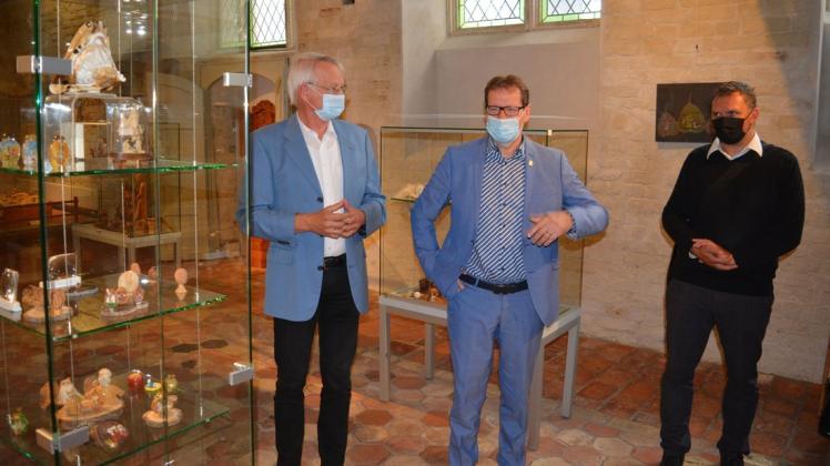 Zu Besuch im Norddeutschen Krippenmuseum in Güstrow: Innenminister Torsten Renz (M.) mit Hans-Andreas Reincke (l.) und Pastor Jens-Peter Schulz.