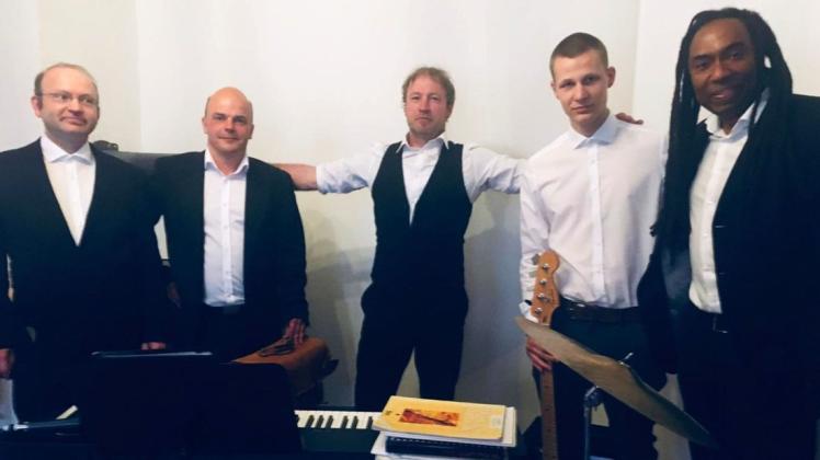 Das Jazzquintett unter Leitung von Lothar Reißenweber (l.) tritt im Güstrower Kurhaus auf.