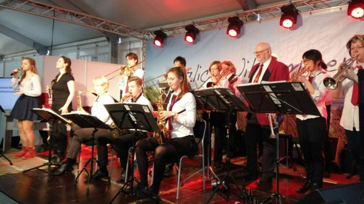 Die Big Band der Kreismusikschule kommt am Sonntag nach Gadebusch und wird dort ein Picknick-Konzert geben.