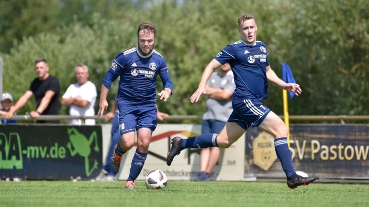 Georg Schumski (links) und Jan Rudlaff eröffnen mit dem SV Pastow im Lokalderby gegen den SV Warnemünde am Freitag um 18.30 Uhr die neue Saison in der Fußball-Verbandsliga.