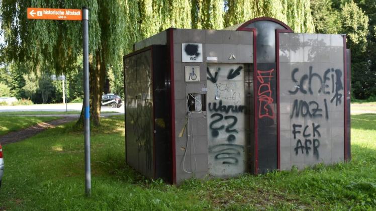 Die öffentlichen Toiletten am Mühlentor in Güstrow sind wegen Verwüstung seit langer Zeit geschlossen.