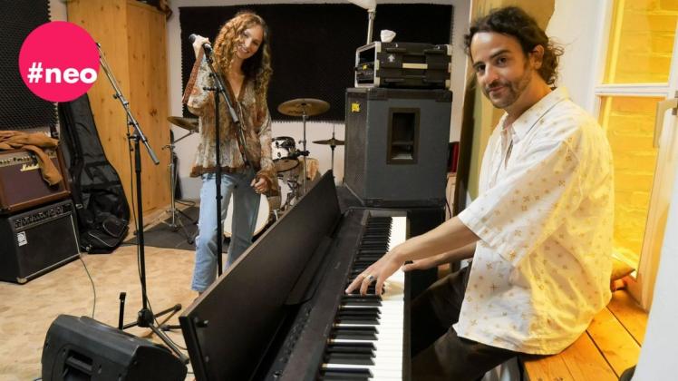Lisa Michèle Lietz und Jordi Arnau Rubio machen seit drei Jahren zusammen Musik und spielen auch auf Yoga-Festivals.