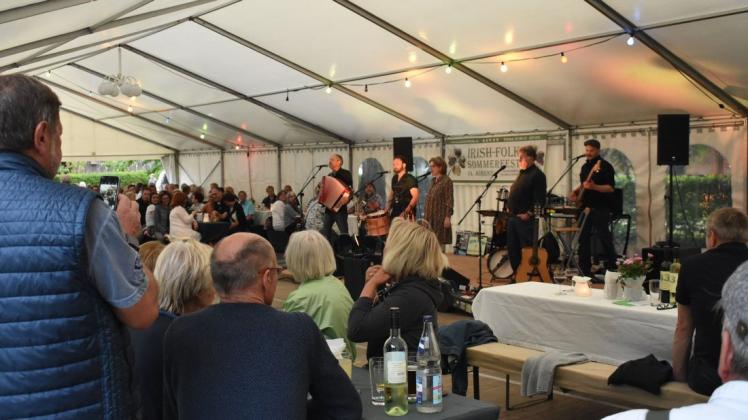 Viele Menschen voller Begeisterung waren am Sonnabend in Schildfeld beim Irish-Folk-Sommerfest zu finden.