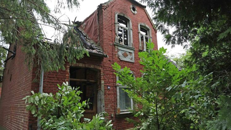 In den frühen Morgenstunden am Sonntag ist in Sanitz ein Wohnhaus in Flammen aufgegangen.