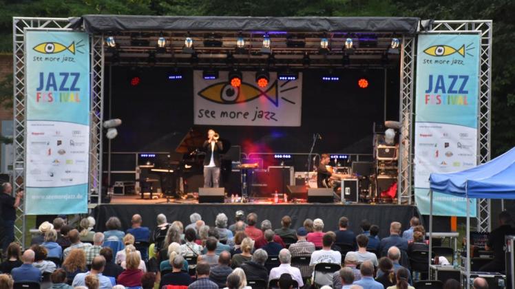 Nils Wülker und Arne Jansen spielten beim Auftaktkonzert am freitag vor dem Publikum des See More Jazz Festivals im Rostocker Zoo.