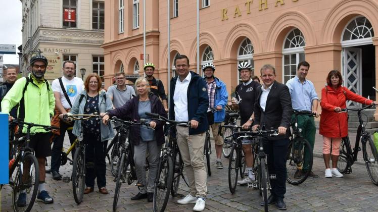 Start auf dem Marktplatz: Mit Stadtpräsident Sebastian Ehlers (M.) und Oberbürgermeister Dr. Rico Badenschier (3.v.r.) an der Spitze brachen die Teilnehmer der Jubiläumstour zu einer Rundfahrt durch Schwerin auf.