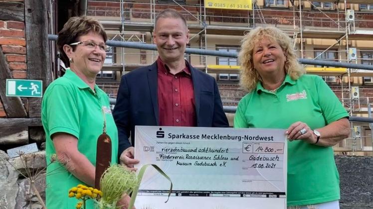 Aus den Händen von Gisela Dammann und Bringfriede Weidemann (r.) erhält der stellvertretende Bürgermeister Thomas Konieczny einen Scheck von fast 15.000 Euro.