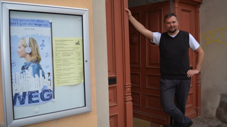 Wieder offene Türen im Gemeindehaus der Güstrower Pfarrkirchengemeinde: Pastor Jens-Peter Schulz freut sich, dass nach der Corona-Zwangspause endlich wieder Gruppentreffen stattfinden können.