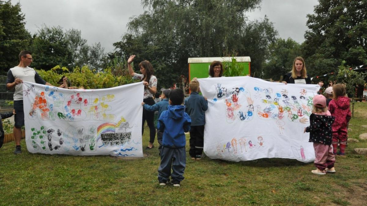 Kinder feiern zehnten Geburtstag der Kita Arche Noah SVZ