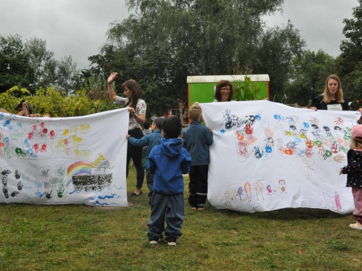 Kinder feiern zehnten Geburtstag der Kita Arche Noah SVZ