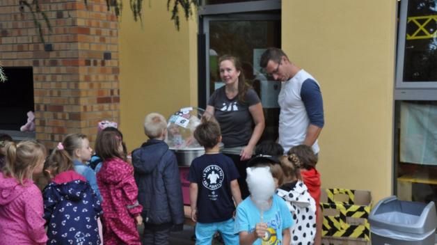 Kinder feiern zehnten Geburtstag der Kita Arche Noah SVZ