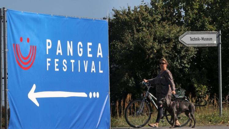 Ein großes Transparent weist den Weg zum Pangea-Festival auf dem Gelände des ehemaligen russischen Flugplatzes.