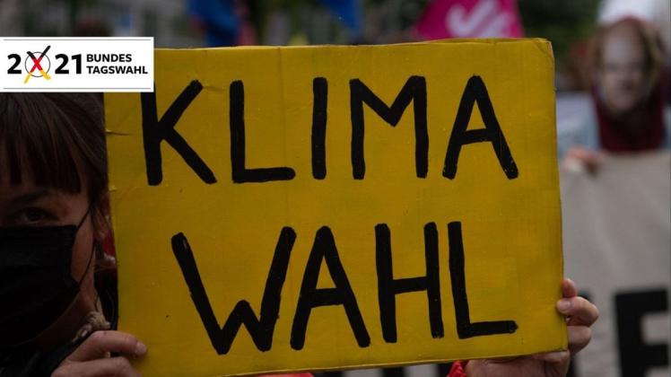 Die Bundestagswahl 2021 hat für Klimaaktivisten eine herausragende Bedeutung. "Klimawahl" steht daher auch auf dem Plakat einer Teilnehmerin an einer Demonstration für mehr Klimaschutz.